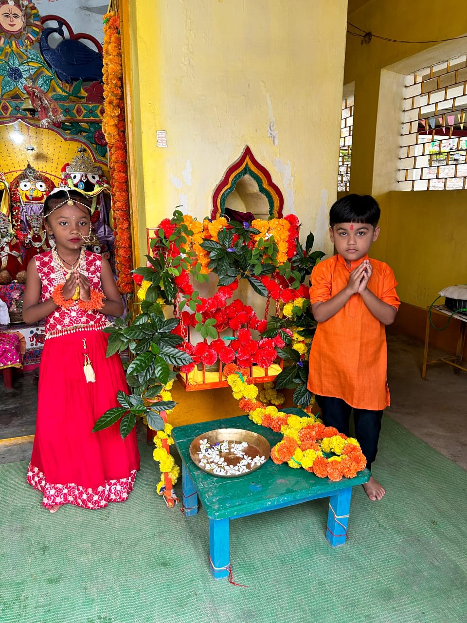 घरघोड़ा माँ काली राधा कृष्ण मंदिर में मारवाड़ी महिला समिति घरघोड़ा ने प्रभु श्री कृष्णा जन्माष्टमी जन्म उत्सव मनाया  